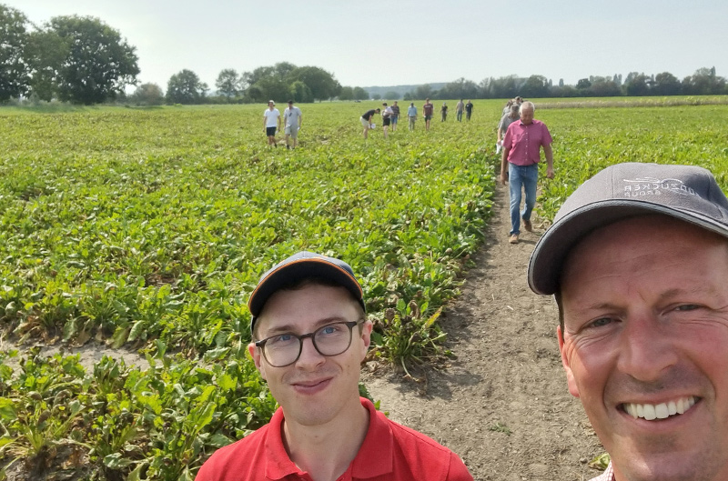 Visite d’essais avec le Dr Peter Risser, responsable du site de Kirschgartshausen (à droite) et Thomas Grisel, apprenti ingénieur.